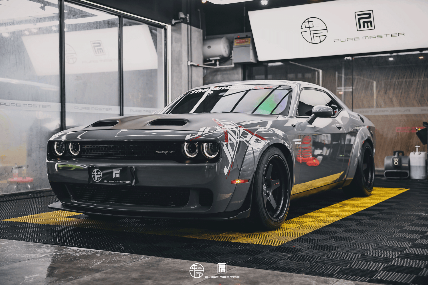 THETEN COMPOSITES: the Dodge Challenger