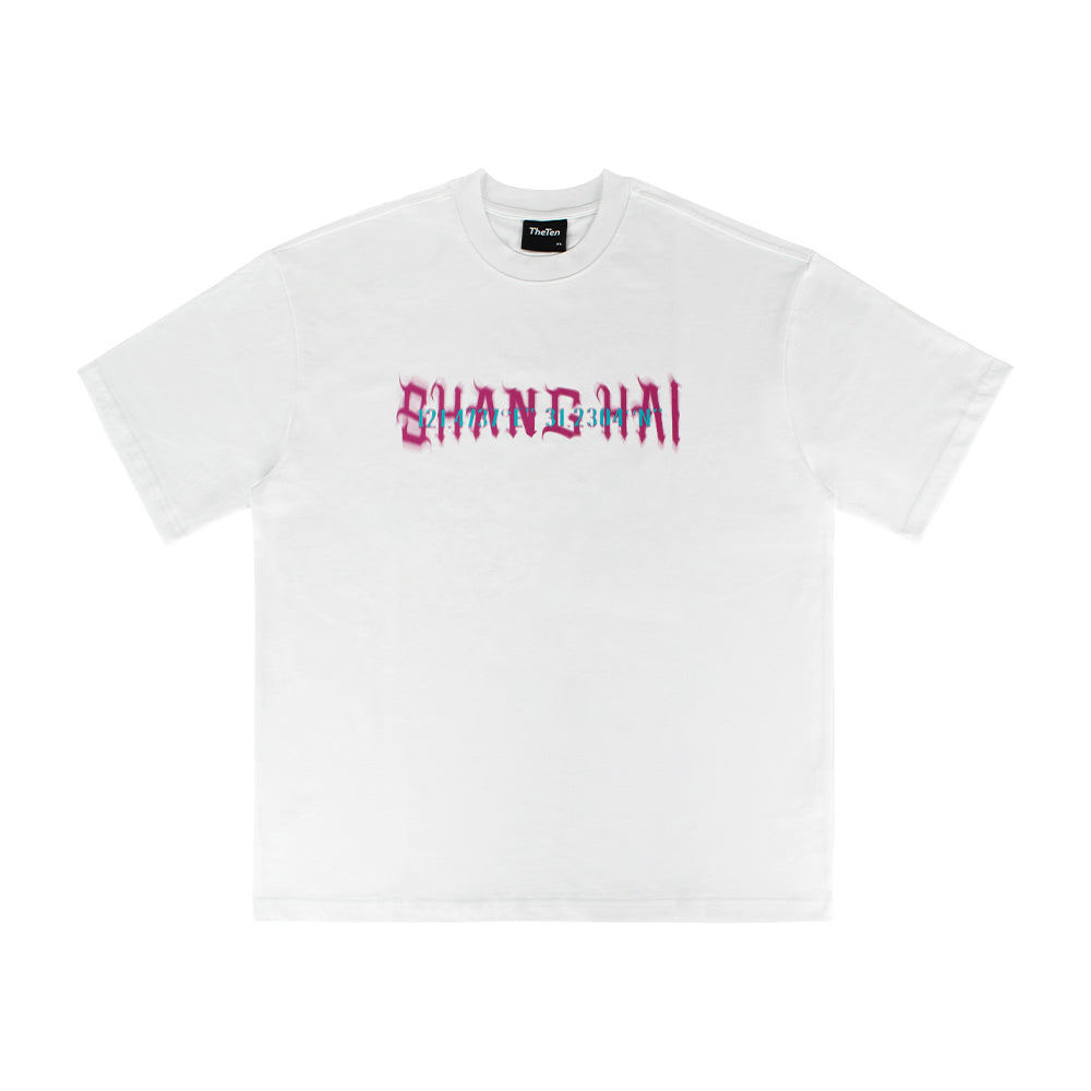 THETEN×AMCC LOGO T-SHIRT - SHANGHAI 121.4737°E"，31.2304"N"  (WHITE)